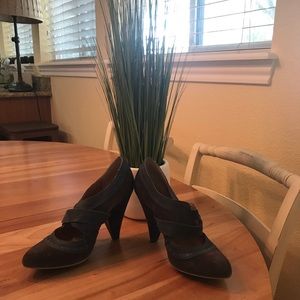 5|48 Suede and Leather grey and blue heels sz 7